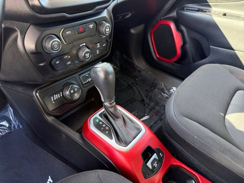 Used 2018 Jeep Renegade Trailhawk w/ UConnect 8.4 Nav Group image 13