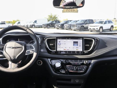 New 2026 Chrysler Pacifica Select image 15