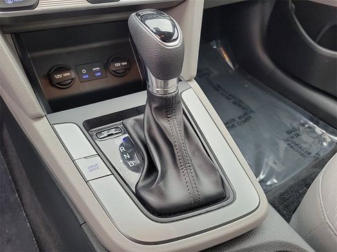 Used 2019 Hyundai Elantra SE image 28