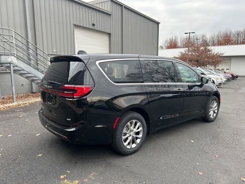 New 2026 Chrysler Pacifica Select image 3