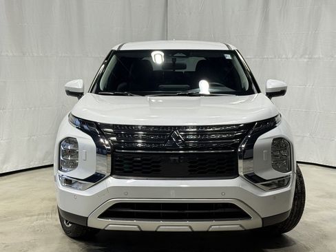 Used 2024 Mitsubishi Outlander SE image 2