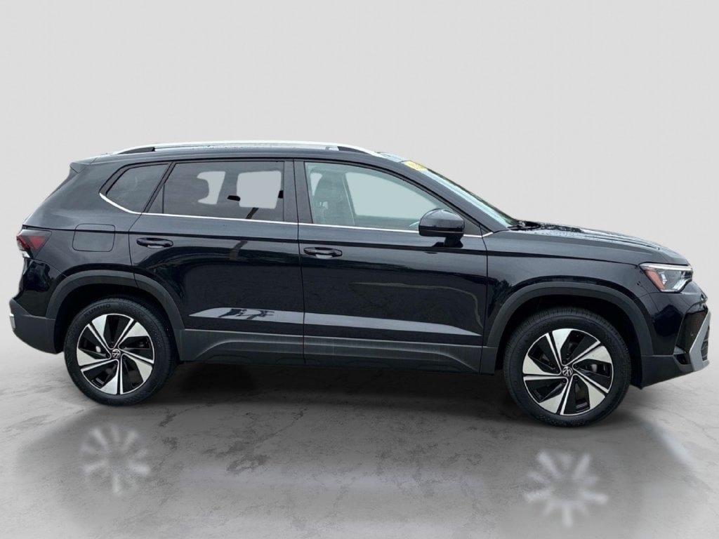 Certified 2025 Volkswagen Taos SE AWD/4WD image 8