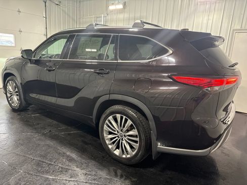 Used 2020 Toyota Highlander Platinum AWD/4WD image 2