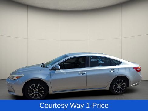 Used 2018 Toyota Avalon XLE w/ All Weather Liner Package FWD image 5
