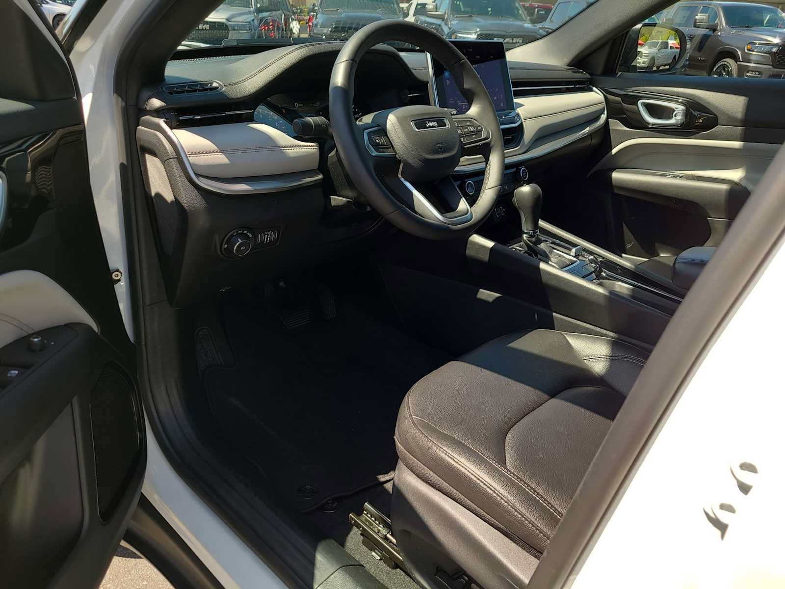 Used 2025 Jeep Compass Limited AWD/4WD image 10