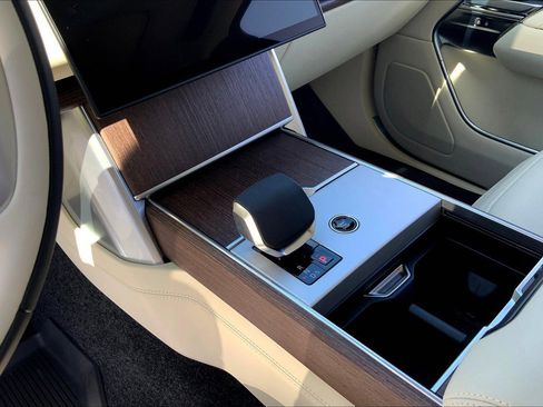 New 2025 Land Rover Range Rover SE image 8