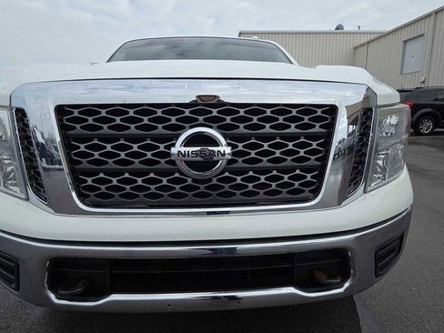 Used 2018 Nissan Titan SV image 2