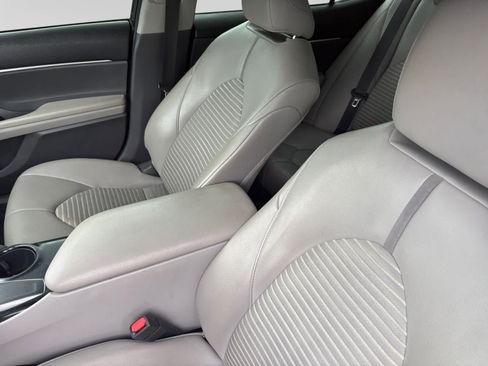 Used 2019 Toyota Camry SE FWD image 9