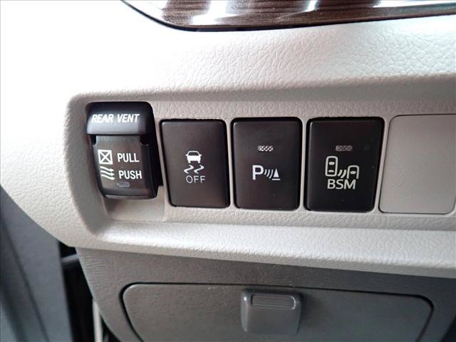 Used 2017 Toyota Sienna XLE Premium w/ Protection Package FWD image 18