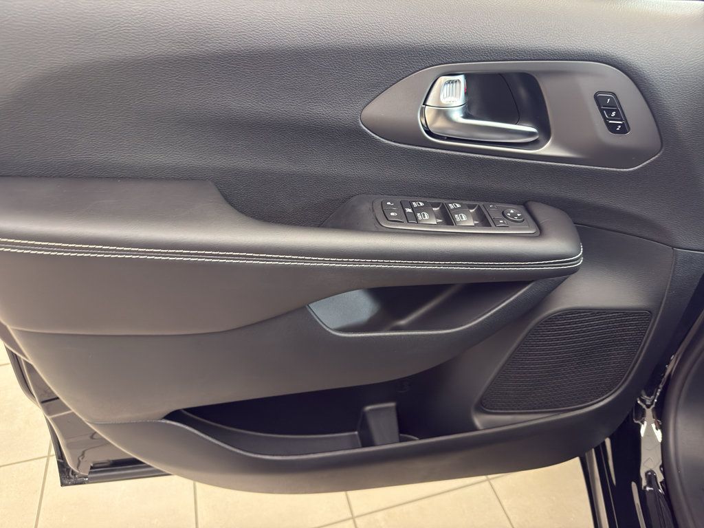 New 2027 Chrysler Pacifica Select FWD image 12