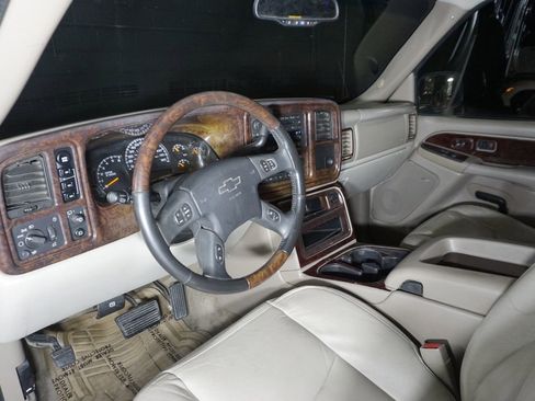 Used 2005 Chevrolet Suburban Z71 w/ Preferred Equipment Group image 11