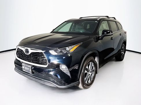Certified 2026 Toyota Highlander XLE AWD/4WD image 3