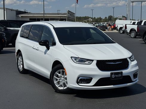 New 2026 Chrysler Pacifica Select image 4