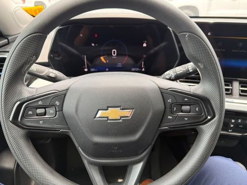 Used 2025 Chevrolet Trax LT FWD image 39