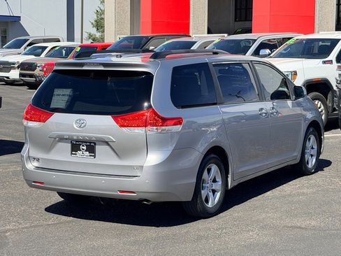 Used 2012 Toyota Sienna LE image 36