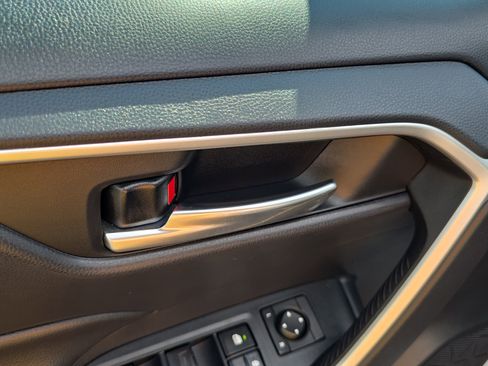 Used 2019 Toyota RAV4 XLE image 21