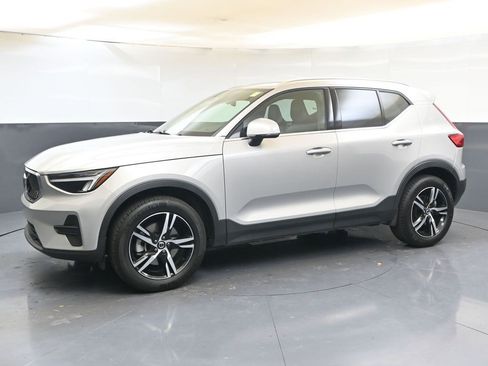 Certified 2025 Volvo XC40 B5 Core image 2