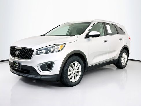 Used 2016 Kia Sorento LX w/ LX Convenience Package image 3