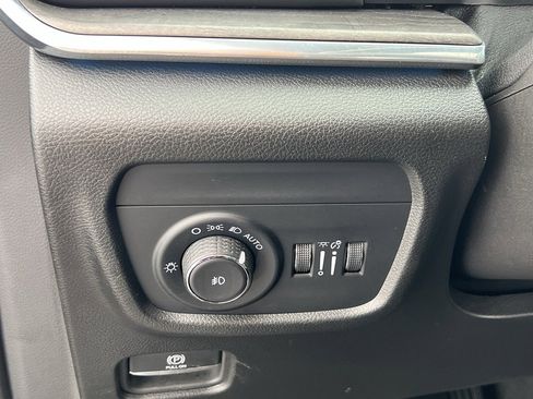 Used 2024 Jeep Grand Cherokee L Overland w/ Advanced Protech Group III image 16