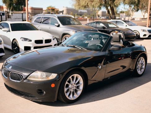 Used 2005 BMW Z4 2.5i image 9