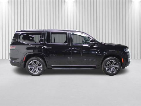 Used 2025 Jeep Wagoneer Series II image 2