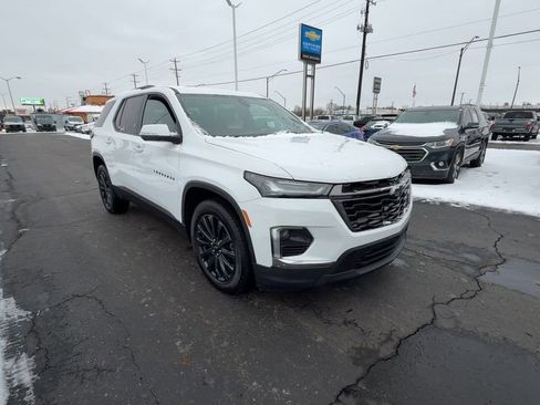 Used 2023 Chevrolet Traverse RS image 2