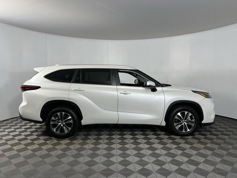 Used 2025 Toyota Highlander XLE image 3