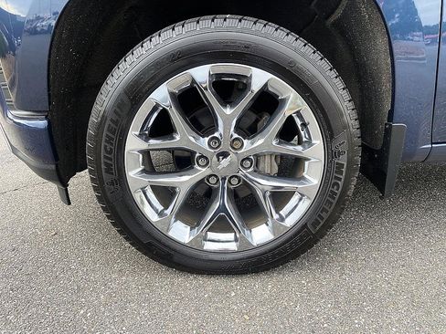 Used 2019 Chevrolet Silverado 1500 High Country w/ Technology Package AWD/4WD image 8