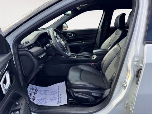 Used 2024 Jeep Compass Trailhawk image 9