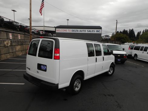 Used 2016 Chevrolet Express 2500 RWD image 8