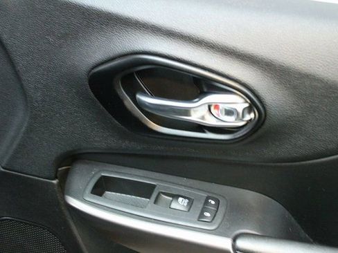 Used 2021 Jeep Cherokee Latitude Lux w/ Comfort/Convenience Group image 9