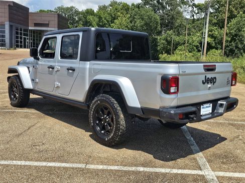 Used 2022 Jeep Gladiator Willys image 6