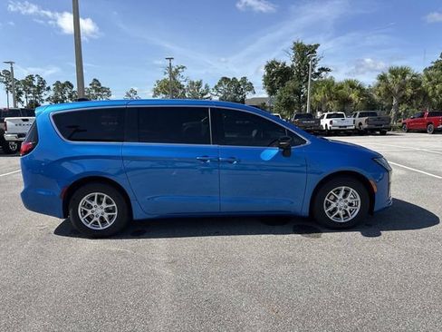 New 2027 Chrysler Pacifica Select FWD image 2