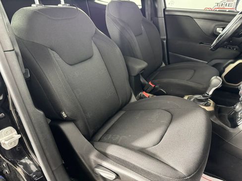 Used 2017 Jeep Renegade Latitude w/ Cold Weather Group AWD/4WD image 30