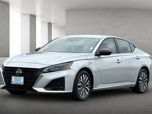 Used 2024 Nissan Altima 2.5 SV FWD image 8