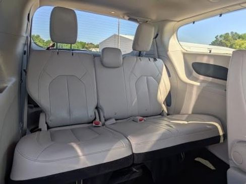 Used 2021 Chrysler Pacifica Touring-L AWD/4WD image 14