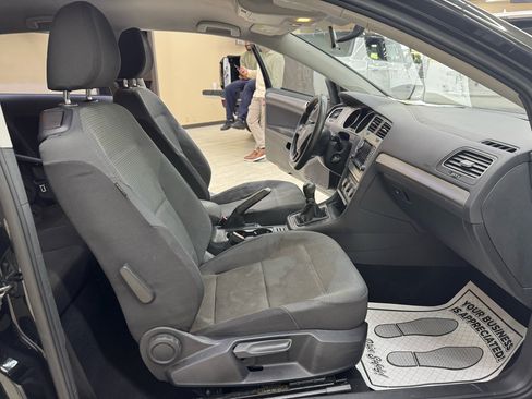Used 2015 Volkswagen Golf S image 38