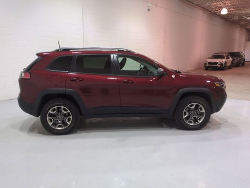 Used 2019 Jeep Cherokee Trailhawk AWD/4WD image 2