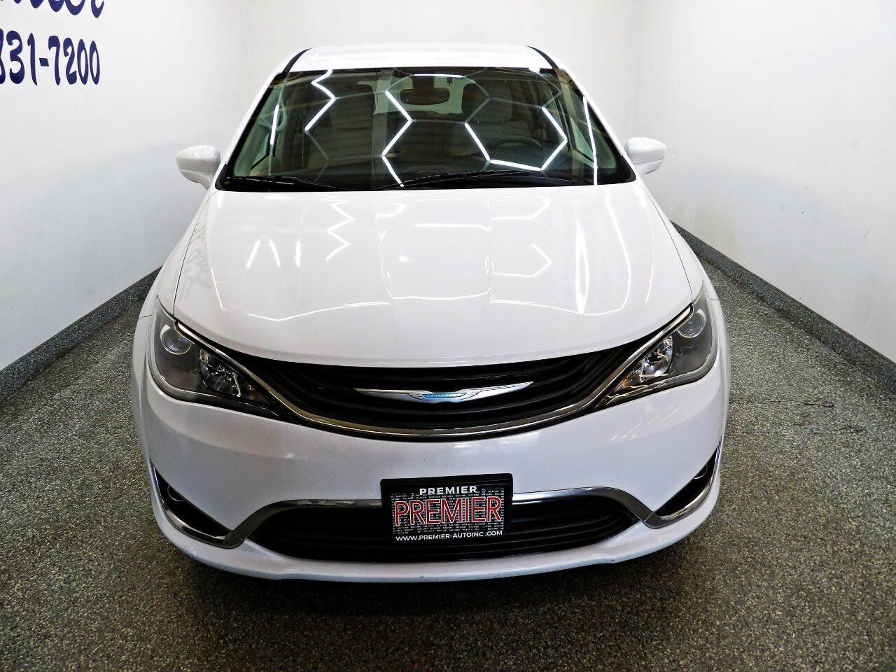 Used 2019 Chrysler Pacifica Touring Plus FWD image 2