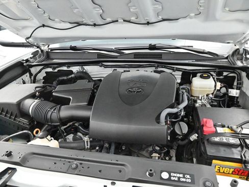 Used 2018 Toyota Tacoma TRD Off-Road AWD/4WD image 32