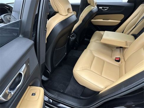 Certified 2023 Volvo XC60 B6 Ultimate w/ Climate Package image 23