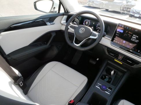 Used 2025 Volkswagen Tiguan SE image 9