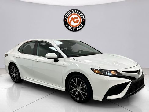 Used 2024 Toyota Camry SE FWD image 1