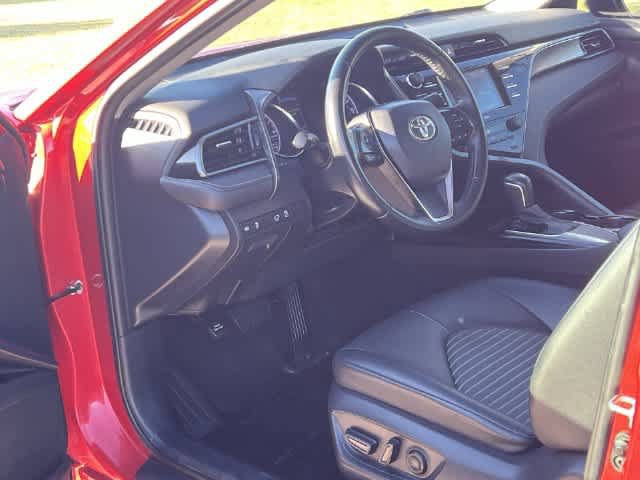 Used 2020 Toyota Camry SE w/ Convenience Package FWD image 3