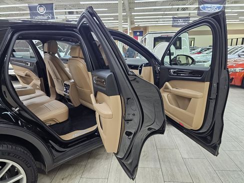 Used 2020 Porsche Cayenne image 16