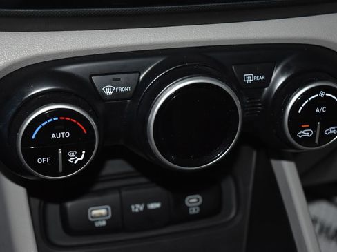 Used 2024 Hyundai Venue SEL image 12