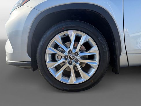 Used 2024 Toyota Highlander Limited image 14