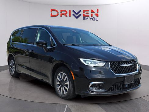 Used 2024 Chrysler Pacifica Limited FWD image 8