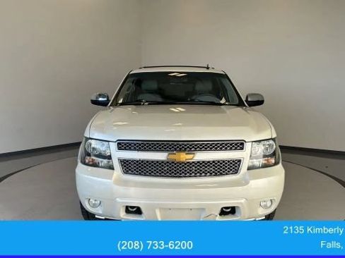 Used 2014 Chevrolet Suburban LTZ image 2