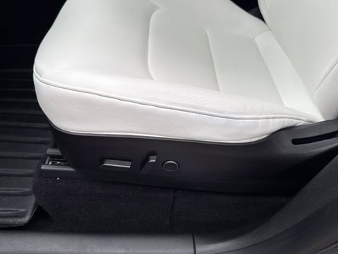 Used 2022 Tesla Model Y Long Range image 14